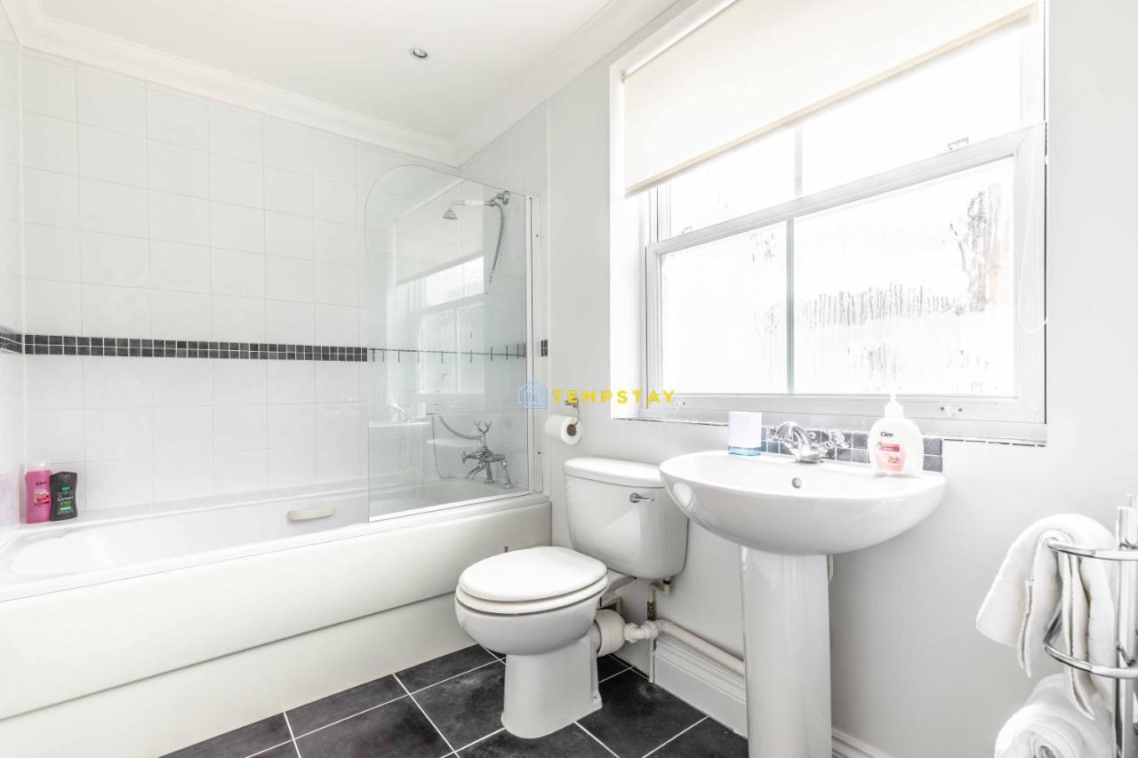 Perfect Spot In Central Windsor & Free Parking! 외부 사진