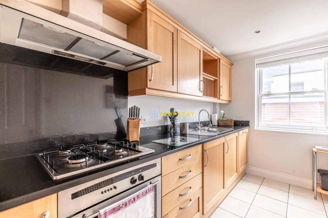 Perfect Spot In Central Windsor & Free Parking! 외부 사진