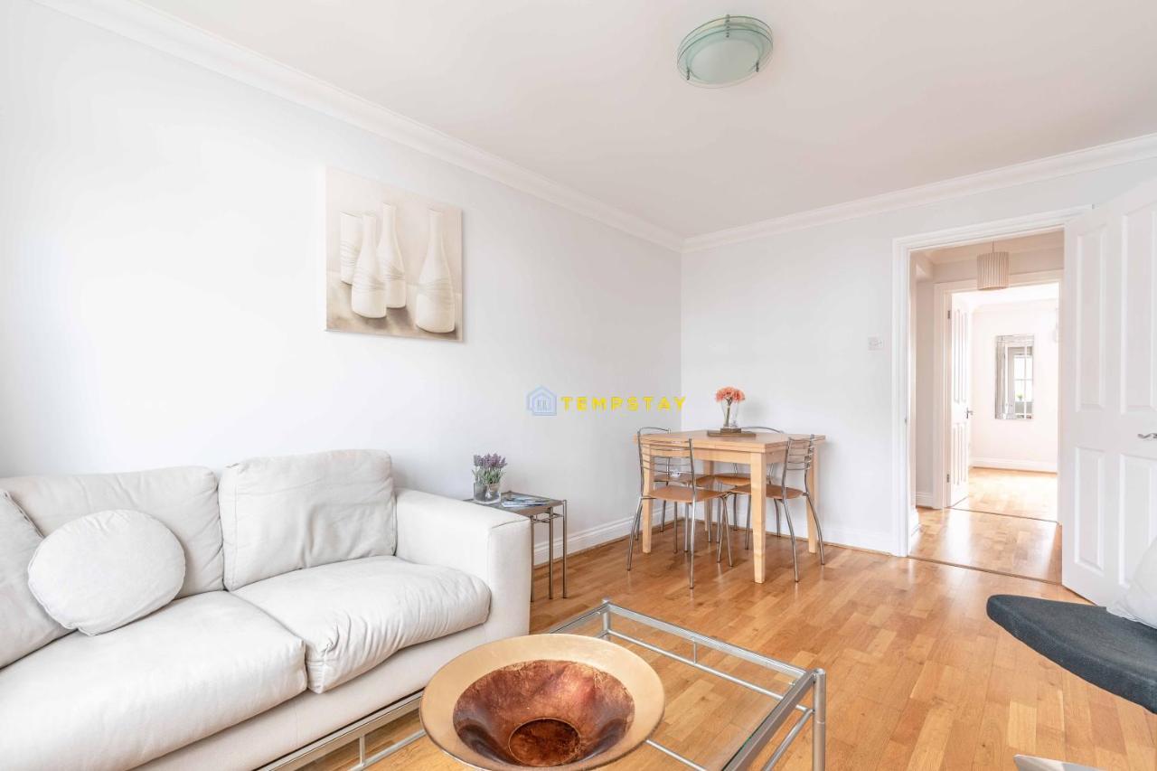 Perfect Spot In Central Windsor & Free Parking! 외부 사진