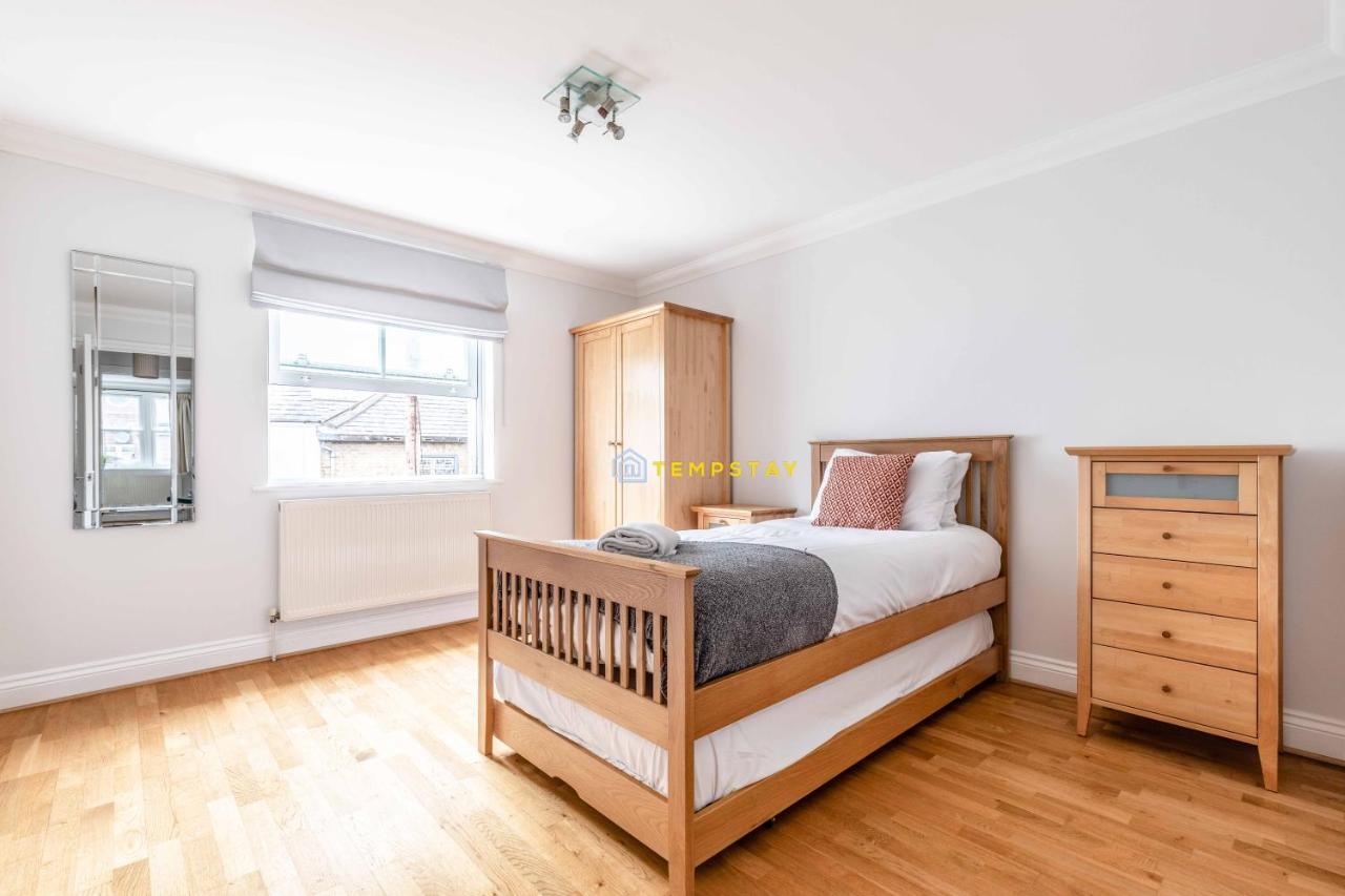 Perfect Spot In Central Windsor & Free Parking! 외부 사진